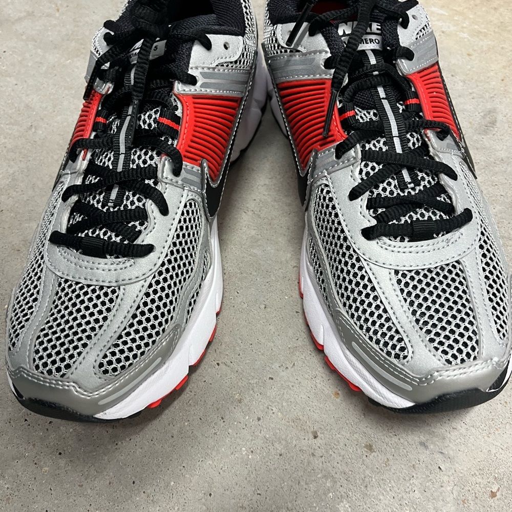 Nike Zoom vomero men’s fj4151-005 Silver and Red Athletic Shoes